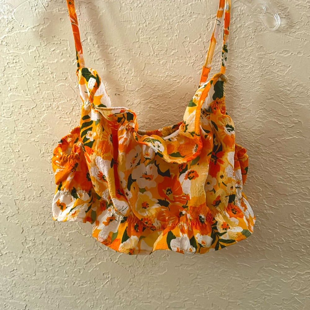 H&M medium floral summer crop top. Perfect for summer beach trips! ☀️